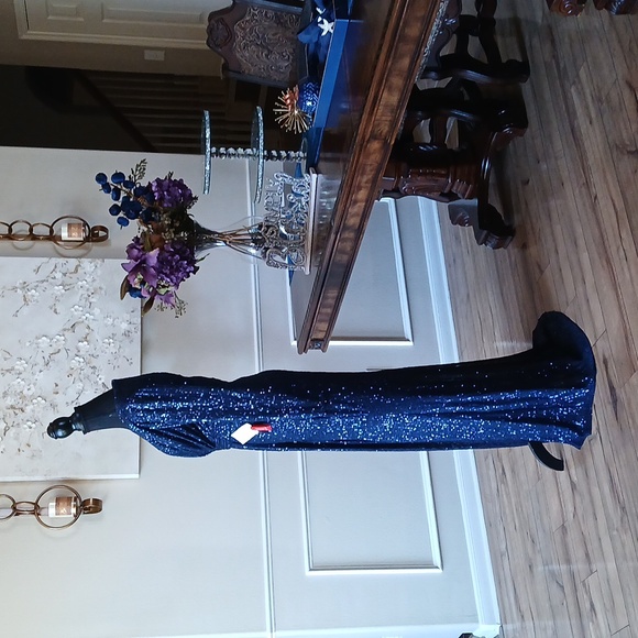 New Mac Duggal Embellished Midnight  Long Sleeves Gown. Size 4 - Picture 7 of 17